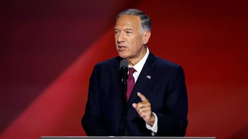 مايك بومبيو يتحدث في مؤتمر، حيث أُلغي حراسه الأمني بعد تهديدات من إيران، في سياق سياسة إدارة ترامب المتشددة.