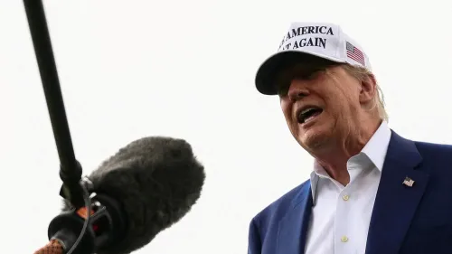 ترامب يتحدث أمام ميكروفون، مرتديًا قبعة تحمل عبارة "اجعل أمريكا عظيمة مرة أخرى"، مع التركيز على قضايا العطلات الفيدرالية.