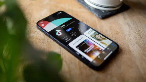 واجهة تطبيق تيك توك مفتوحة على هاتف ذكي، مع ظهور شعار تيك توك وبعض المحتوى، مما يعكس الضغوط على التطبيق في الولايات المتحدة.
