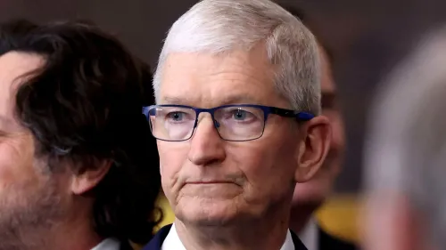 تيم كوك، الرئيس التنفيذي لشركة آبل، يظهر في حدث رسمي، مع تعبير جاد، وسط مناقشات حول خطط تصنيع آيفون في الهند.