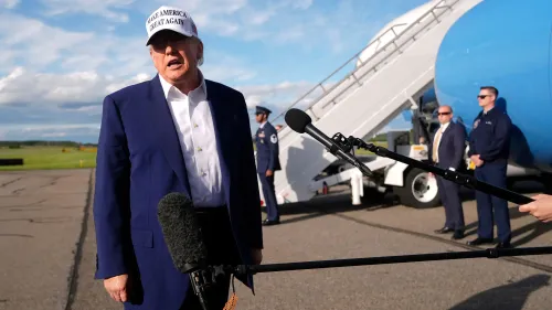 تصريح الرئيس الأمريكي دونالد ترامب حول هجوم روسيا على أوكرانيا، حيث يعبر عن استيائه من أفعال بوتين وتأثيرها على المدنيين.