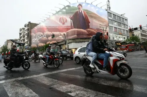 مشهد حضري في طهران يظهر حركة المرور مع لافتة كبيرة تحمل صورة قائد إيراني، تعكس التوترات السياسية الحالية.