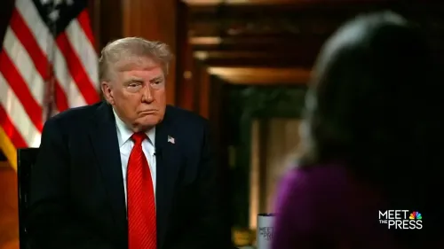 ترامب خلال مقابلة مع شبكة إن بي سي، يتحدث عن الرسوم الجمركية والمفاوضات التجارية مع الصين، مع العلم أن العلم الأمريكي في الخلفية.