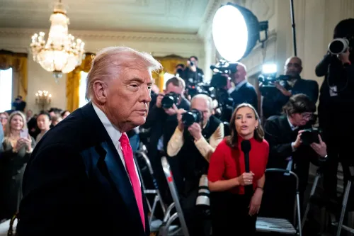 ترامب يتحدث للصحفيين وسط حشد من الكاميرات في حدث رسمي، مع تسليط الضوء على توتره بعد اعتذار بي بي سي عن فيلم وثائقي.