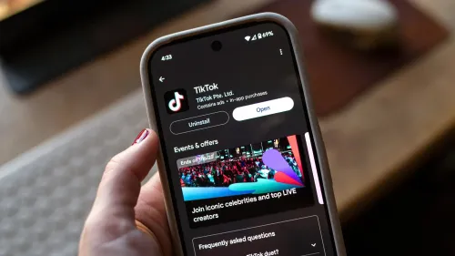 واجهة تطبيق تيك توك على هاتف ذكي، تعرض خيارات التطبيق ومحتوى الأحداث، في سياق مناقشة حول مستقبل التطبيق في الولايات المتحدة.