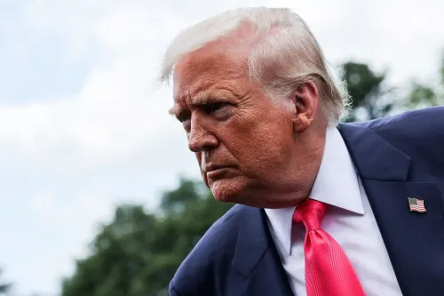 ترامب يتحدث بجدية مع تعبير وجه متوتر، مرتديًا بدلة رسمية وزيًّا مميزًا، في سياق تعليقه على التصريحات الروسية العدوانية.