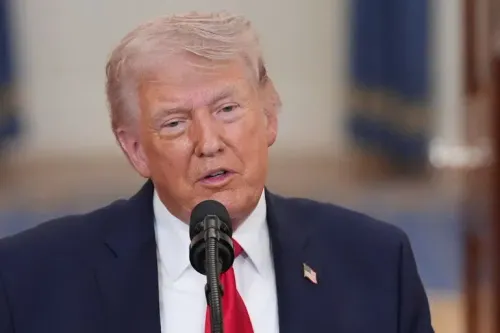 ترامب يتحدث خلال مؤتمر صحفي، محذرًا إيران من عواقب عدم إبرام اتفاق حول مضيق هرمز.