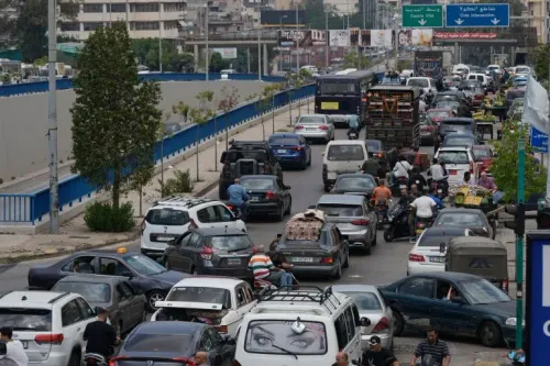 ازدحام مروري كثيف في الضاحية الجنوبية لبيروت، حيث يتجمع عدد كبير من السيارات والمركبات، مما يعكس حالة الفوضى والقلق بين السكان.
