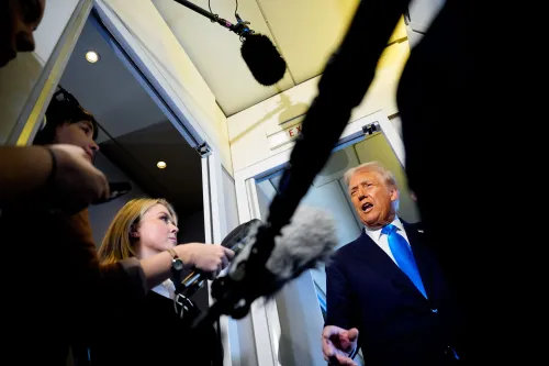 ترامب يتحدث للصحفيين على متن الطائرة الرئاسية، محاطًا بمراسلين، مع التركيز على تصريحاته حول ترشحه المحتمل لولاية ثالثة.