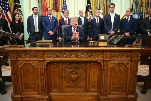 الرئيس الأمريكي دونالد ترامب يعلن موقفه من ربط صفقة الطاقة النووية مع السعودية بالتطبيع مع إسرائيل في المكتب البيضاوي.