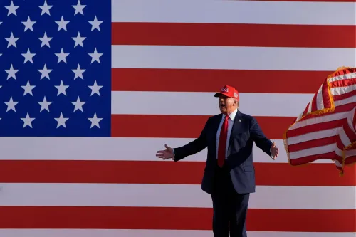 دونالد ترامب يقف أمام علم الولايات المتحدة، معبرًا عن آرائه حول الديكتاتورية وتأثيرها على السياسة الأمريكية.