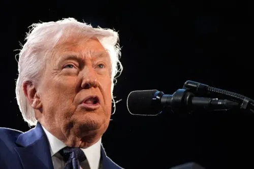 تصريحات ترامب حول تخفيف العقوبات على الدول المنتجة للنفط للحفاظ على أسعار الطاقة منخفضة، خلال مؤتمر صحفي في ميامي.