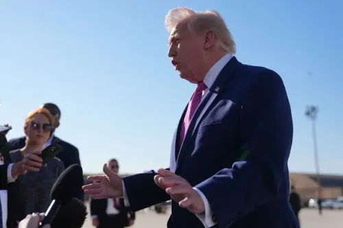 تصريحات الرئيس الأمريكي دونالد ترامب للصحفيين حول إعادة فتح مضيق هرمز، مع التركيز على التحديات التي تواجه إمدادات الطاقة العالمية.