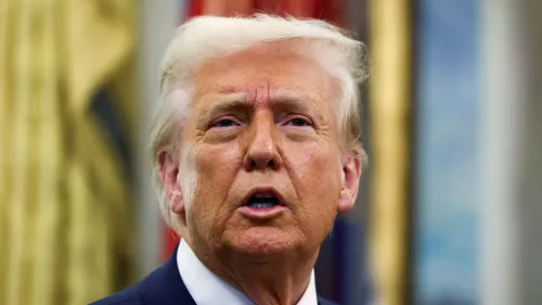 تصريح دونالد ترامب حول التعريفات الجمركية الجديدة وتأثيرها على العلاقات التجارية مع كندا والمكسيك، مع التركيز على التوترات الاقتصادية.