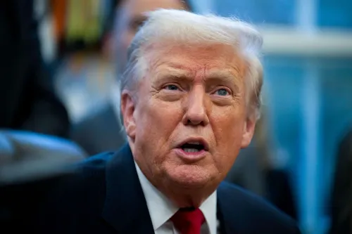 ترامب يتحدث خلال مقابلة، معبراً عن رأيه حول نقص العمالة الماهرة في الولايات المتحدة وتأثير تأشيرات H1-B.