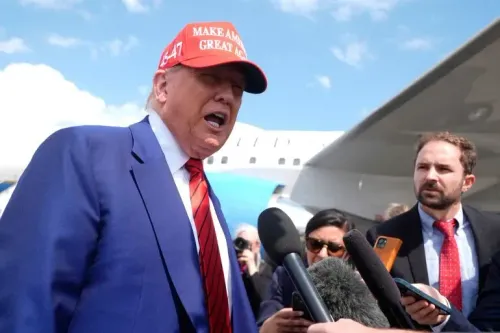 ترامب يتحدث للصحفيين حول تقييمات الاستخبارات الأمريكية بشأن البرنامج النووي الإيراني، مرتديًا قبعة مكتوب عليها "اجعل أمريكا عظيمة مرة أخرى".