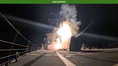 ضربة صاروخية تُنفذ من سفينة حربية أمريكية في عرض البحر، مستهدفة معسكرات تنظيم داعش في نيجيريا، وسط تصاعد العنف ضد المسيحيين.