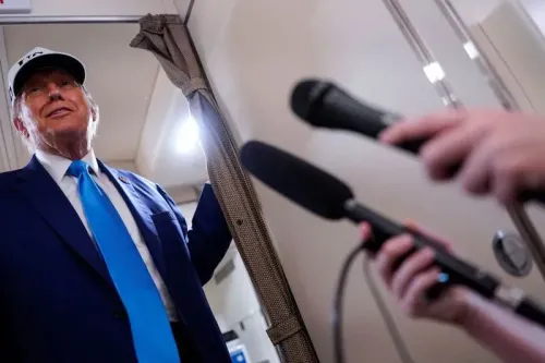 ترامب يتحدث للصحفيين في الطائرة الرئاسية، مع ميكروفونات موجهة نحوه، في سياق محادثات حول تصدير المعادن النادرة.
