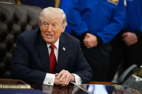 ترامب يتحدث في المكتب البيضاوي، مع التركيز على استراتيجيات الحصار الاقتصادي ضد إيران وتأثيرها على الوضع الاقتصادي.