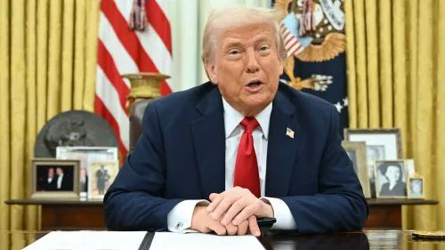 ترامب يوقع أمرًا تنفيذيًا في المكتب البيضاوي لإنهاء التلاعب بأسعار تذاكر الحفلات، بحضور كيد روك.