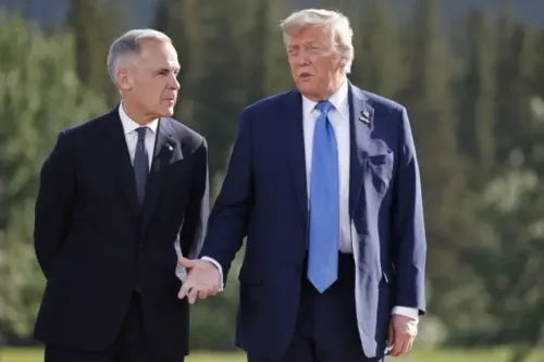 اجتماع بين الرئيس الأمريكي دونالد ترامب ورئيس الوزراء الكندي مارك كارني، حيث يتبادلان الحديث في أجواء غير رسمية.