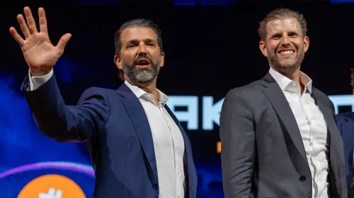 دونالد ترامب الابن وإريك ترامب خلال حدث إعلان خدمة ترامب موبايل، التي تهدف لمنافسة مزودي الاتصالات الأمريكيين.