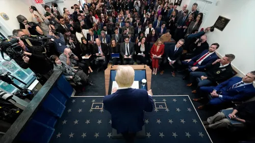 ترامب يتحدث في مؤتمر صحفي بشأن حادث تحطم طائرة في واشنطن، بينما يتجمع حوله عدد كبير من الصحفيين والكاميرات.