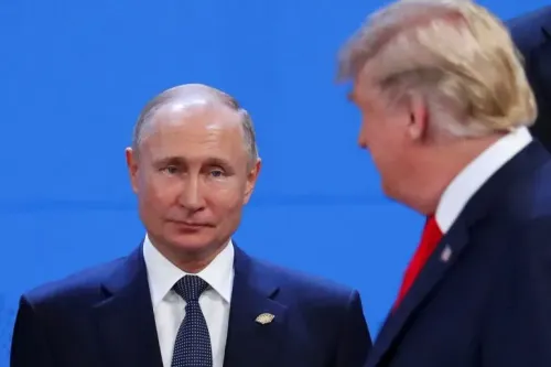 ترامب وبوتين في قمة، حيث يظهر ترامب وهو يتحدث مع بوتين، مع تعبيرات جادة تعكس التوترات بين الولايات المتحدة وروسيا.