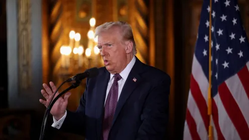 دونالد ترامب يتحدث في مؤتمر صحفي، مع العلم الأمريكي خلفه، حيث يناقش خطط تصنيف الكارتلات المكسيكية كمنظمات إرهابية.