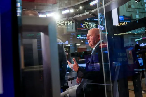 ديفيد سولومون، الرئيس التنفيذي لبنك جولدمان ساكس، يتحدث في استوديو أثناء تغطيته لأخبار السوق، مع شاشات تعرض بيانات مالية.