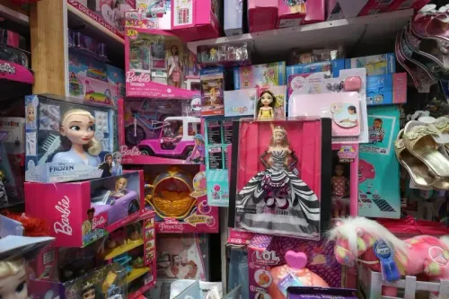 مجموعة متنوعة من ألعاب باربي وألعاب الأطفال الأخرى، تُظهر تأثير تهديدات ترامب بفرض تعريفات جمركية على شركة ماتيل.