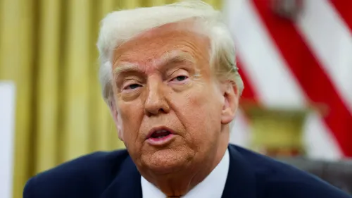 تصريح دونالد ترامب حول فرض رسوم جمركية جديدة على كندا، مع التركيز على تأثير التعريفات على التجارة الأمريكية.