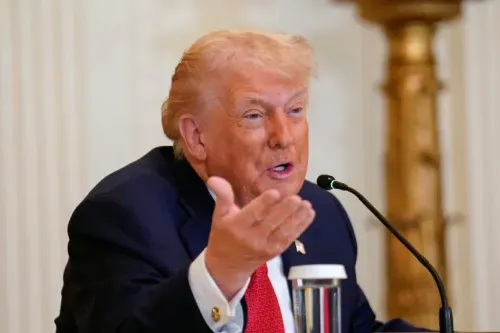 دونالد ترامب يتحدث خلال مؤتمر صحفي، مشيرًا إلى أهمية غرينلاند للأمن القومي الأمريكي وتهديده بفرض رسوم جمركية على الدول غير الداعمة.