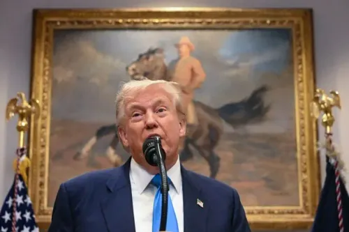 ترامب يتحدث أمام ميكروفون، مع صورة خلفية لرجل على حصان. يتناول تصريحاته حول العلاقات التجارية مع كندا ودعمها لفلسطين.