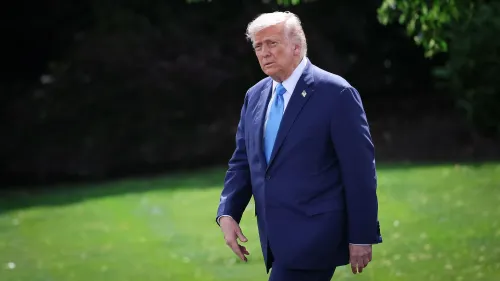 الرئيس دونالد ترامب يسير في الحديقة الخارجية للبيت الأبيض، استعدادًا للاجتماع حول "حسابات ترامب" لدعم الأسر الأمريكية.
