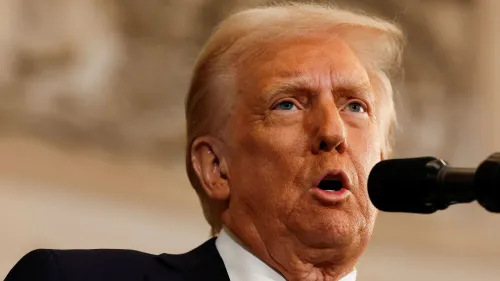 ترامب يتحدث خلال مؤتمر صحفي، مُعلنًا عن إجراءات جديدة لدعم الوقود الأحفوري وتقليص الاعتماد على الطاقة النظيفة.