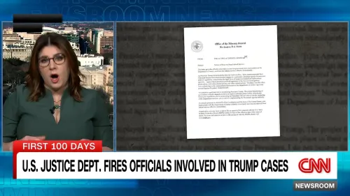 امرأة تتحدث في استوديو CNN، مع ظهور خطاب من وزارة العدل الأمريكية خلفها، يتناول إقالات المسؤولين المرتبطين بقضايا ترامب.