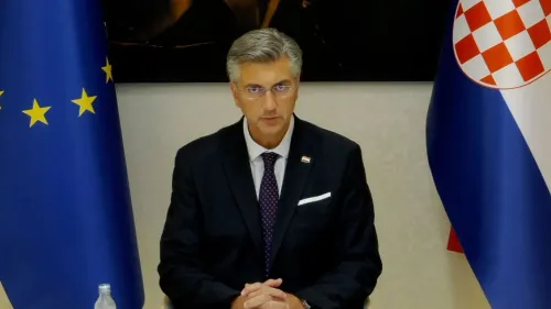 رئيس وزراء كرواتيا، أندريه بلينكوفيتش، يجلس أمام علم الاتحاد الأوروبي وعلم كرواتيا، يتحدث في مؤتمر صحفي حول السياسة الخارجية.