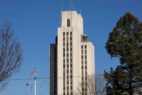 مبنى مركز والتر ريد الطبي العسكري الوطني يظهر في الصورة، حيث سيزور الرئيس ترامب لإجراء فحصه السنوي والتحدث مع القوات.