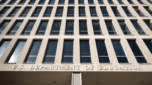 واجهة مبنى وزارة التعليم الأمريكية، مع التركيز على نوافذه واسم الوزارة، تعكس الجدل حول محاولات إدارة ترامب لتفكيك الوزارة.