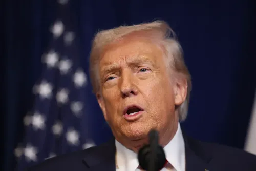 ترامب يتحدث في مؤتمر صحفي، مع العلم الأمريكي خلفه، معبرًا عن معارضته لمشاريع قوانين البنية التحتية.