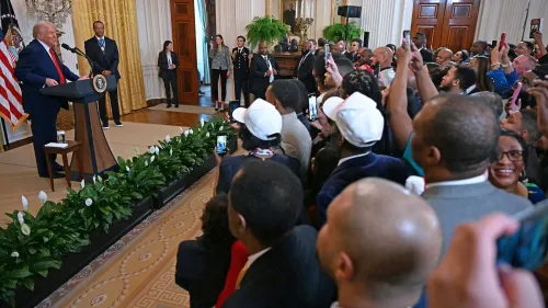 حفل استقبال في البيت الأبيض بمناسبة شهر تاريخ السود، حيث يتحدث ترامب أمام جمهور متنوع، مع ظهور تايجر وودز.