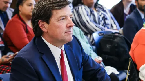 إد مارتن، مرشح ترامب لمنصب المدعي العام، يجلس في اجتماع مع أعضاء مجلس الشيوخ وسط أجواء متوترة حول ترشيحه.