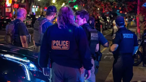 تجمع عدد من ضباط إنفاذ القانون الفيدراليين في واشنطن، مع تركيز على استعراض القوة ضد الجريمة، وسط جدل حول قوانين جرائم الأحداث.