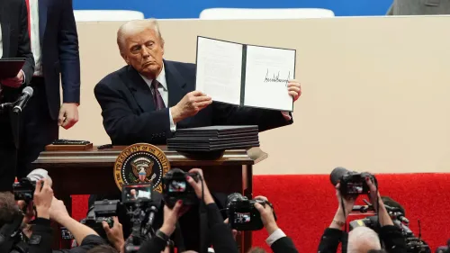 ترامب يعرض مذكرة توجيهية تحت مراقبة وسائل الإعلام، مطالبًا بعودة الموظفين الفيدراليين إلى العمل بدوام كامل في مكاتبهم.