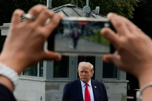 ترامب يقف أمام مبنى حكومي بينما يتم تصويره بواسطة هاتف محمول، في سياق حديثه عن استخدام قانون RICO ضد خصومه السياسيين.