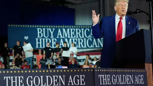 ترامب يلقي خطابًا أمام حشد من المؤيدين في ميشيغان، مع لافتات تدعو لشراء وتوظيف الأمريكيين، مع التركيز على "العصر الذهبي".