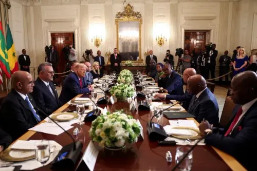 اجتماع في البيت الأبيض مع الرئيس ترامب وقادة أفارقة، حيث تظهر الأعلام والديكور الفاخر، وسط تفاعل متوتر.