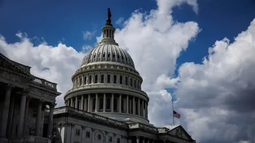 قبة مبنى الكابيتول الأمريكي تحت سماء زرقاء مع سحب بيضاء، تعكس أهمية التصويت المرتقب حول مشروع قانون ترامب.
