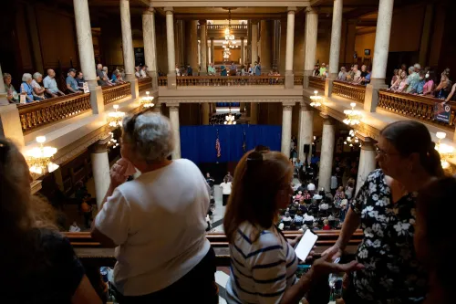 تجمع حشد كبير في مبنى حكومي في إنديانا، حيث يتناقش المشاركون حول إعادة تقسيم الدوائر الانتخابية وتأثيرها على السياسة المحلية.